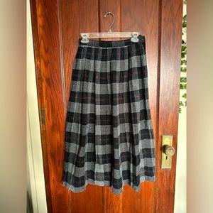 Plaid wool midi skirt 🖤
